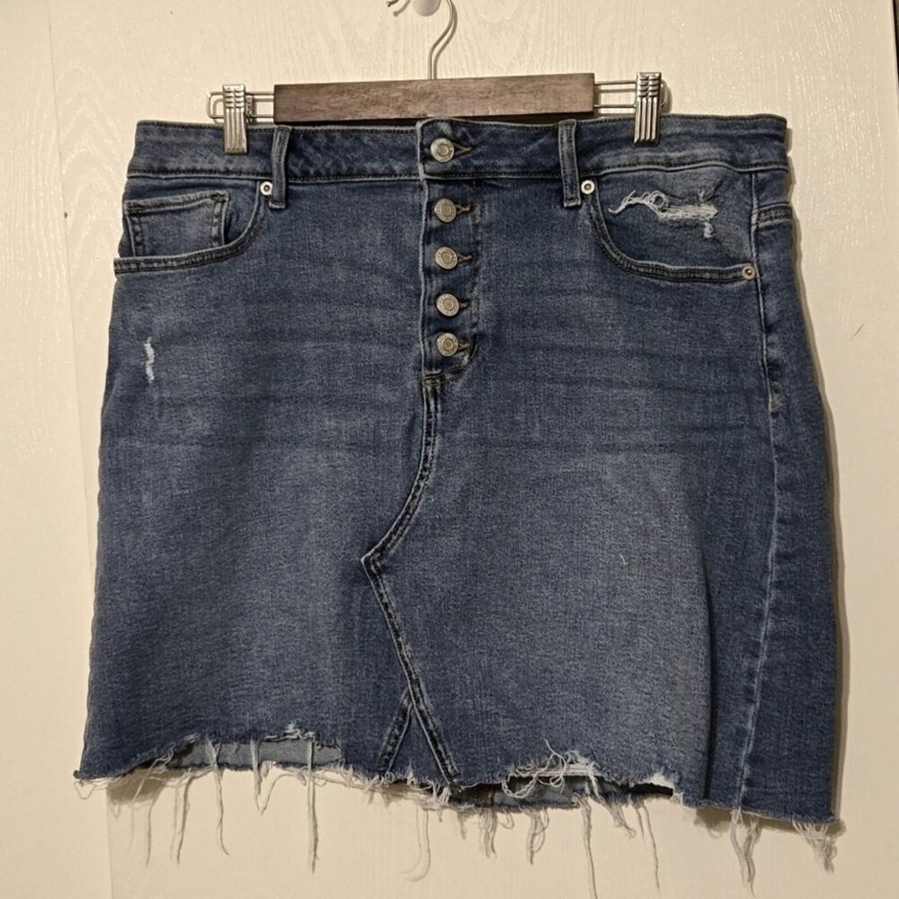 Maurices Women's Denim Skirt Size 16 Button Front Distressed Frayed Hem‎
